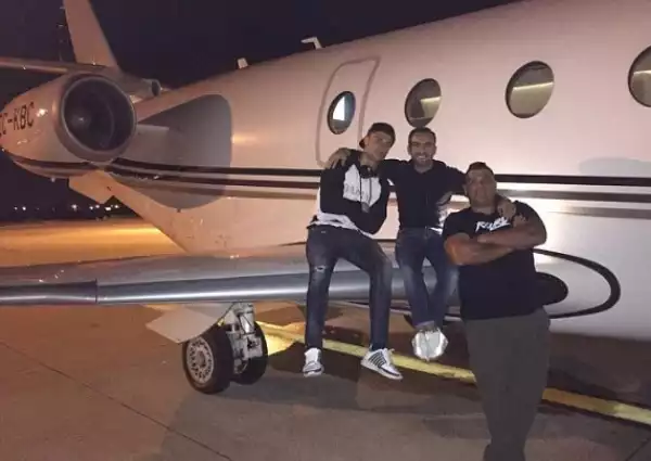 Photo: Cristiano Ronaldo Poses With Friends On The Wing Of His Private Jet